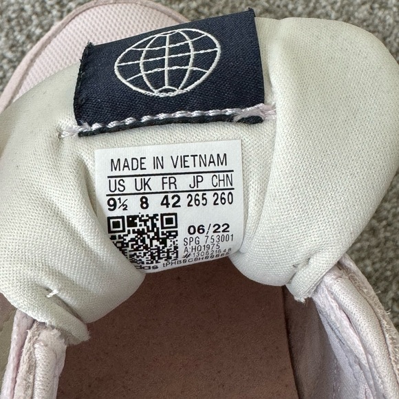 Adidas - Run 70s Sneaker - Womens 9.5 - used like new - Picture 7 of 7